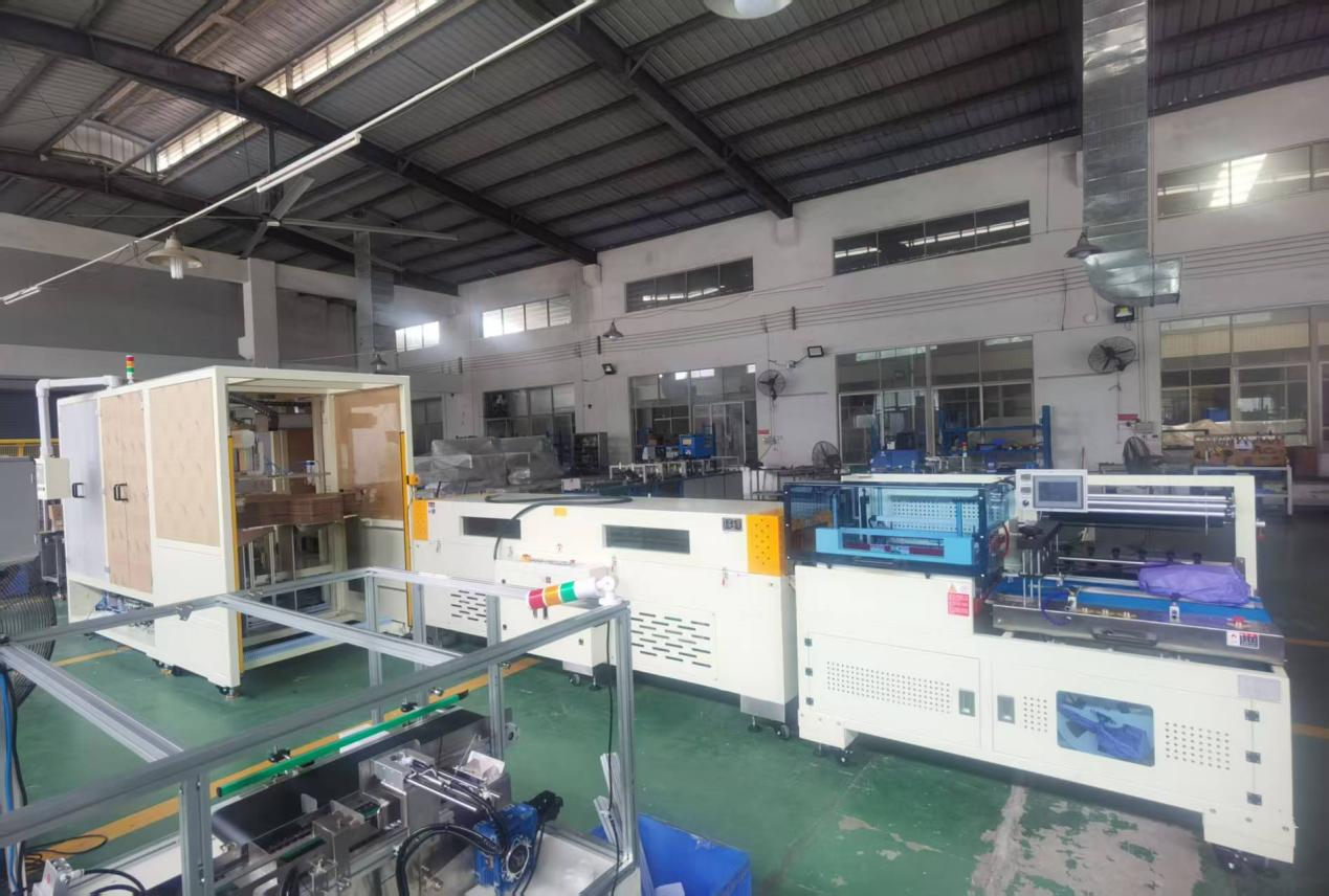 定制化技术赋能新能源包装|恒信源重料裹包装箱机助力产线提质增效